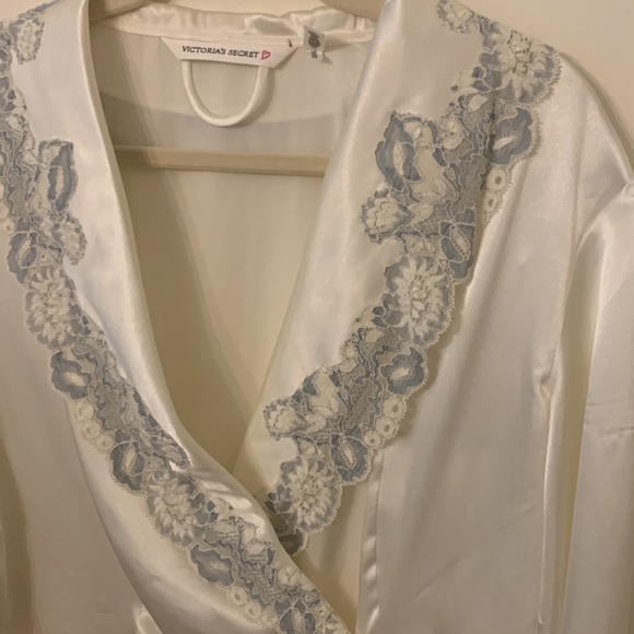 Victoria Secret White Robe w/ Lace - Picture 2 of 5